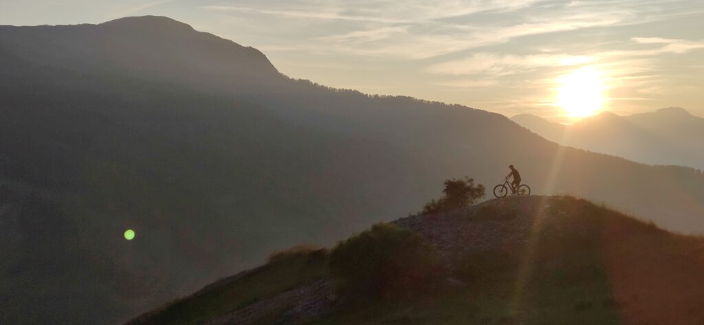 Coucher de soleil en VTT au sommet d’une crête