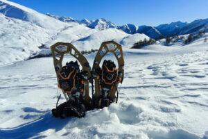 Paire de raquettes dans la neige en montagne