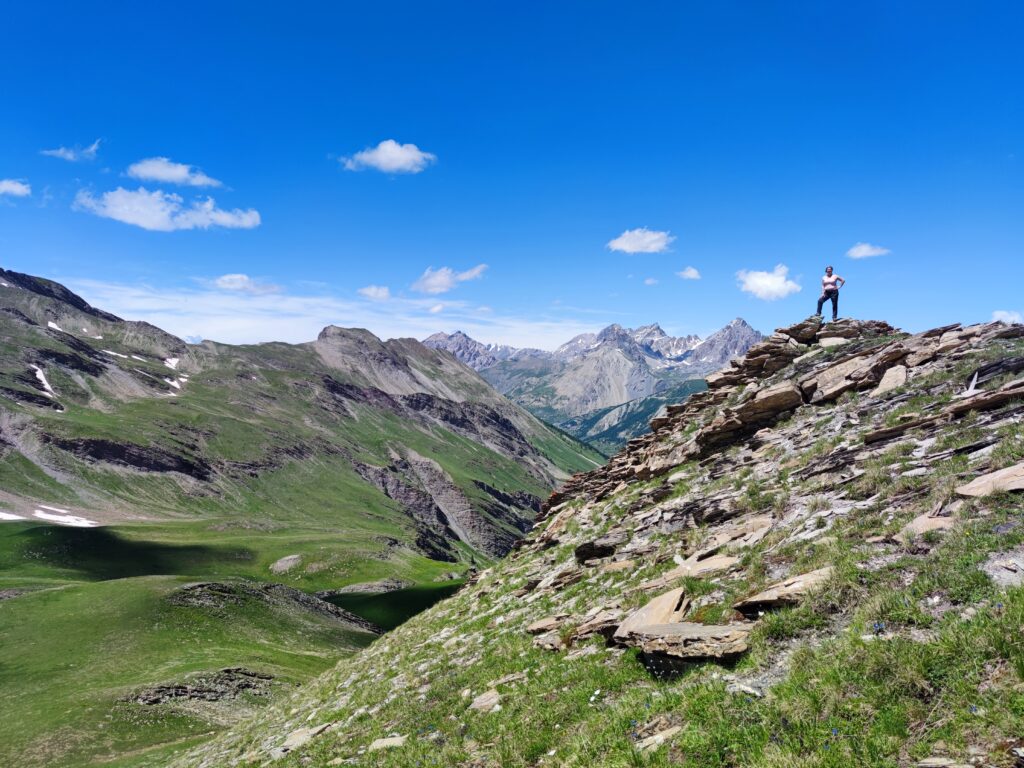 Randonneuse au sommet d’une crête en montagne