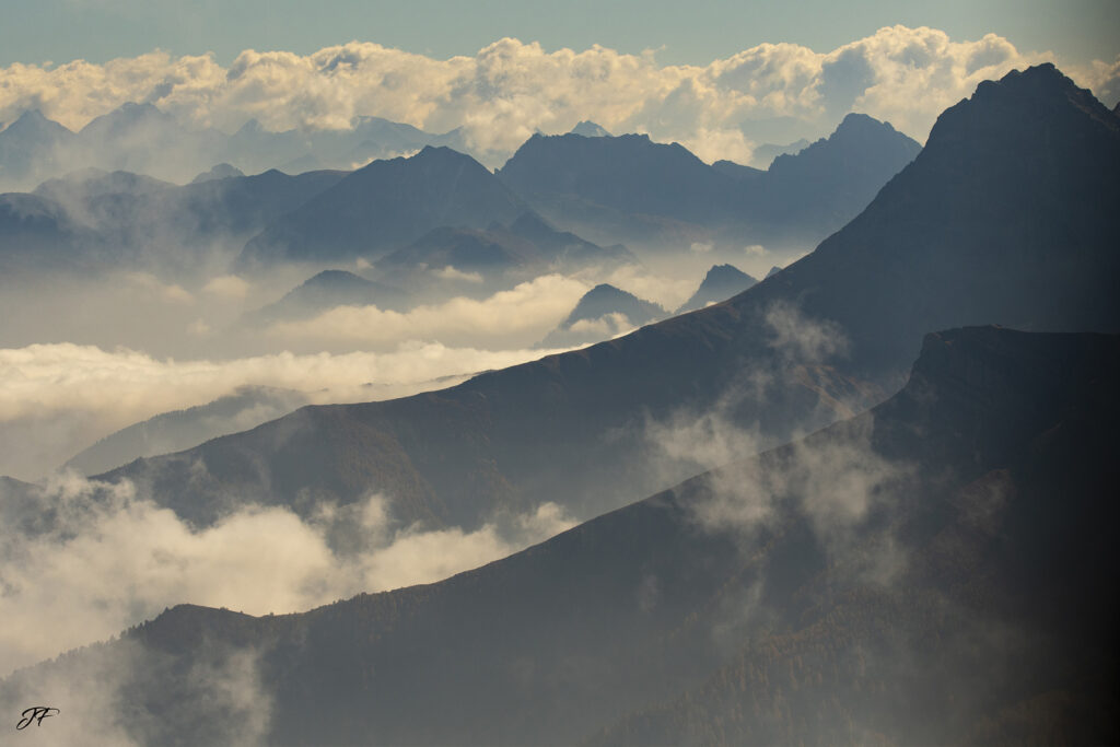Paysage montagneux brumeux dans les Alpes du Sud
