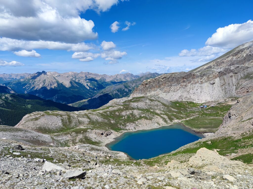 Lac de montagne lors d’une randonnée autour de Vars, Risoul et l’Ubaye