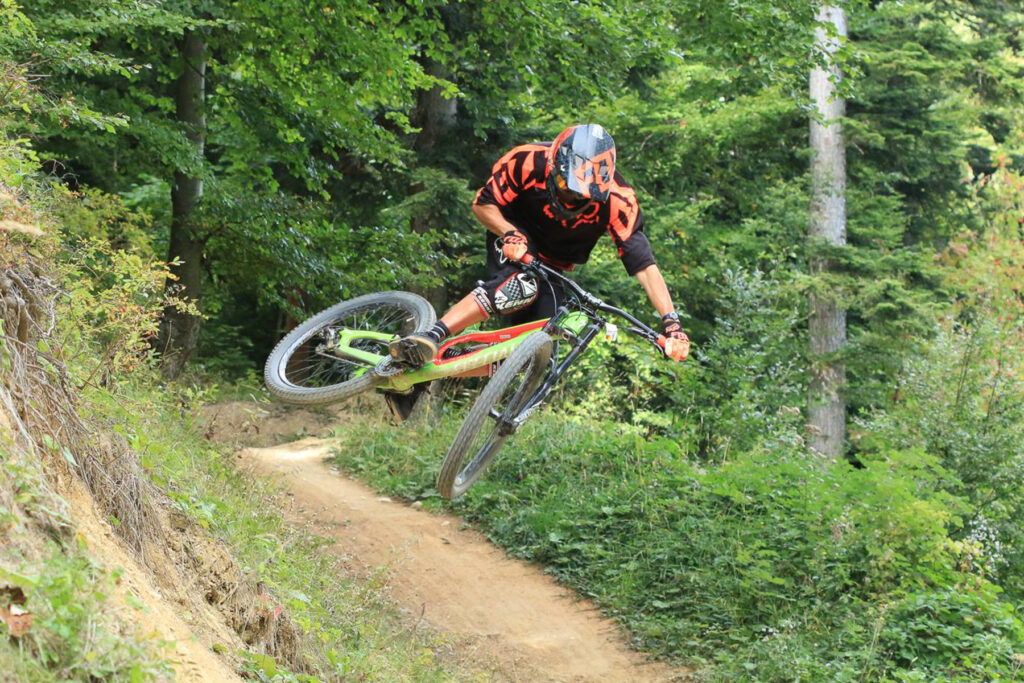 Saut en VTT au bike park de Vars