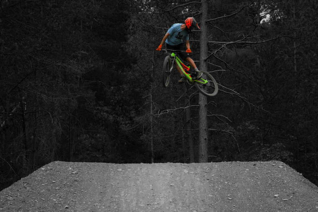 Saut en VTT au bike park de Vars